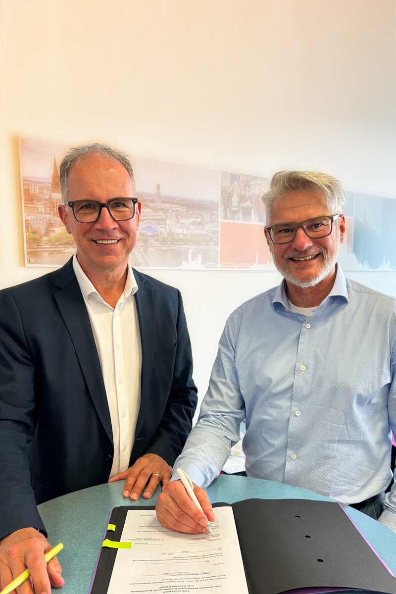 Die Unterzeichnung des bundesweiten Vertrages durch die VRS GmbH erfolgte am 27. Juni 2025 bei der Verbandsversammlung durch die beiden Geschäftsführer Michael Vogel (re.) und Dr. Norbert Reinkober (li.)