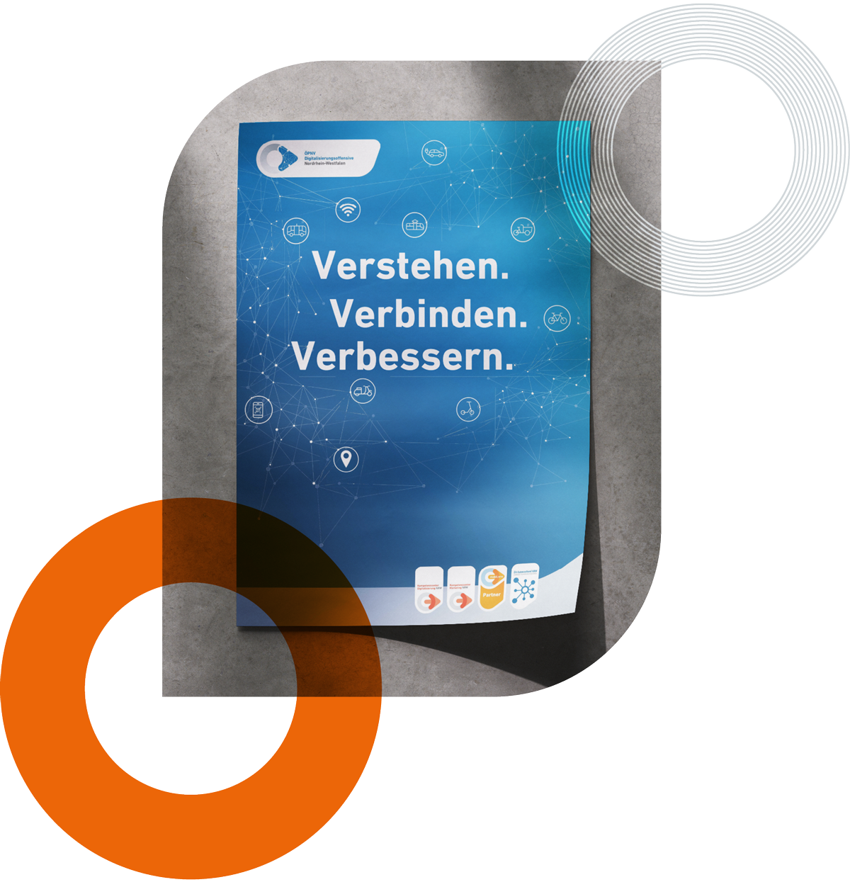 Ein Plakat mit der Aufschrift „Verstehen. Verbinden. Verbessern.“ ist vor grafischen Gestaltungselementen des Kompetenzcenters Digitalisierung NRW dargestellt.