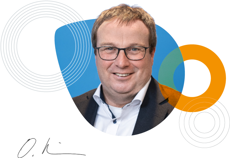Porträt von Oliver Krischer mit Brille, weißem Hemd und dunklem Sakko.