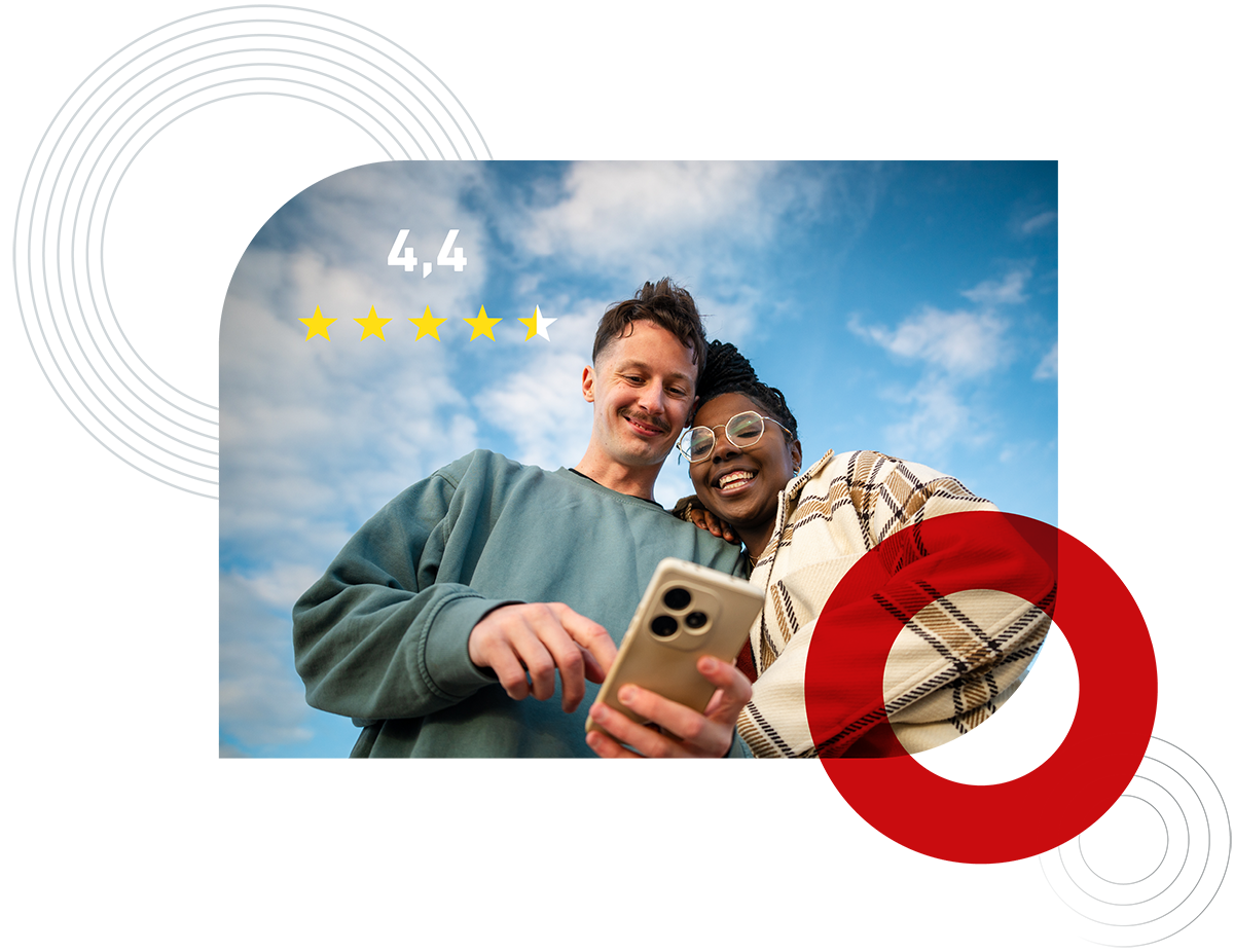 Zwei Personen schauen gemeinsam auf ein Smartphone. Darüber ist eine Bewertung von 4,4 von 5 Sternen dargestellt.