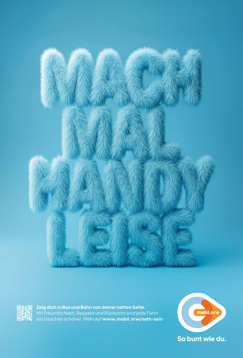 Blaues Kampagnenmotiv der mobil.nrw-Etikette-Kampagne mit dem Schriftzug „Mach mal Handy leise“ in großen, flauschig wirkenden Buchstaben. Das Motiv wirbt für einen rücksichtsvollen Umgang mit dem Smartphone im ÖPNV.