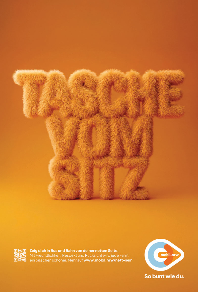 Oranges Kampagnenmotiv der mobil.nrw-Etikette-Kampagne mit dem Schriftzug „Tasche vom Sitz“ in großen, flauschig wirkenden Buchstaben. Das Motiv wirbt dafür, Sitzplätze im ÖPNV nicht mit Taschen zu blockieren.