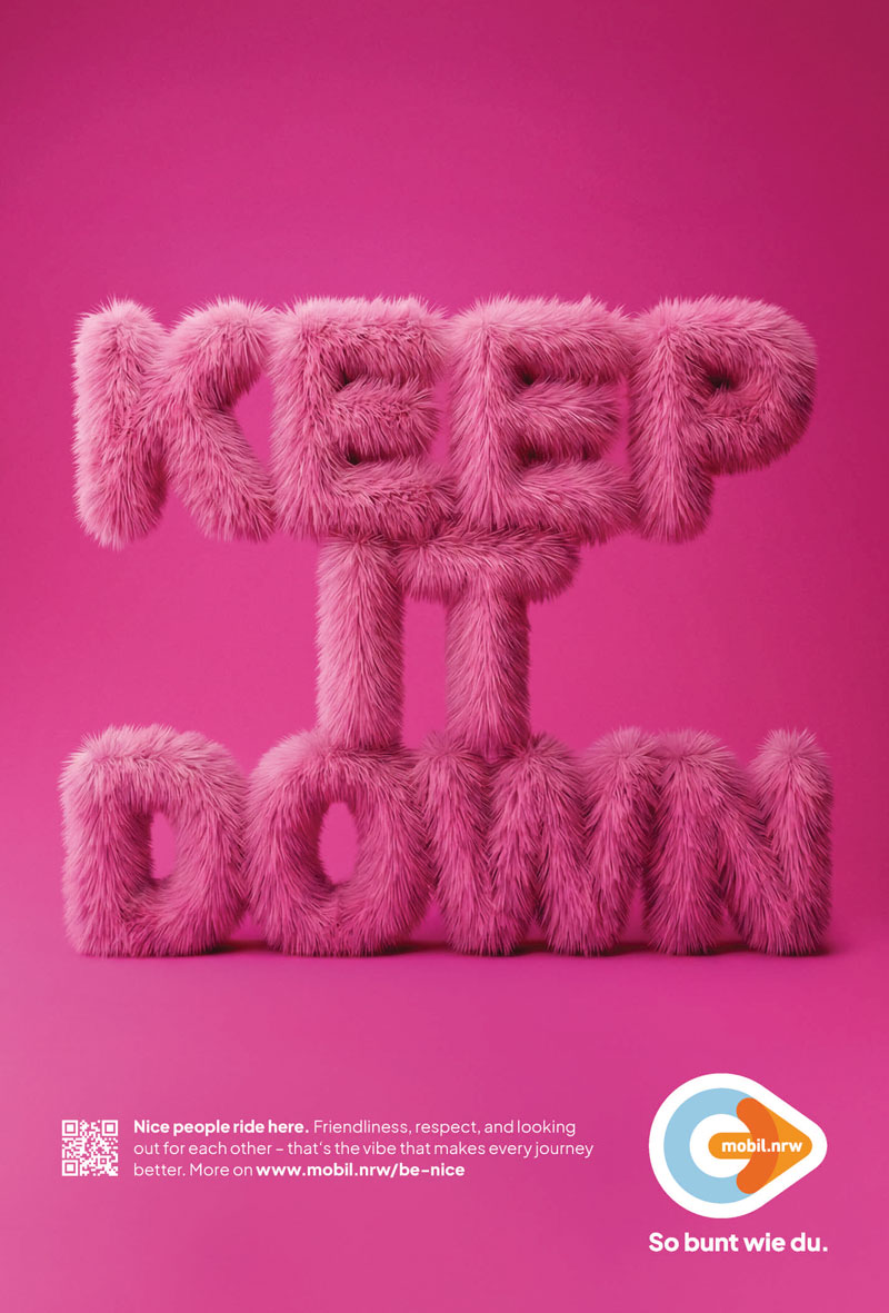 Pinkes Motiv der mobil.nrw-Etikette-Kampagne mit dem englischen Schriftzug „Keep it down“ in großen, flauschig wirkenden Buchstaben. Das Motiv wirbt für eine angemessene Lautstärke im ÖPNV.