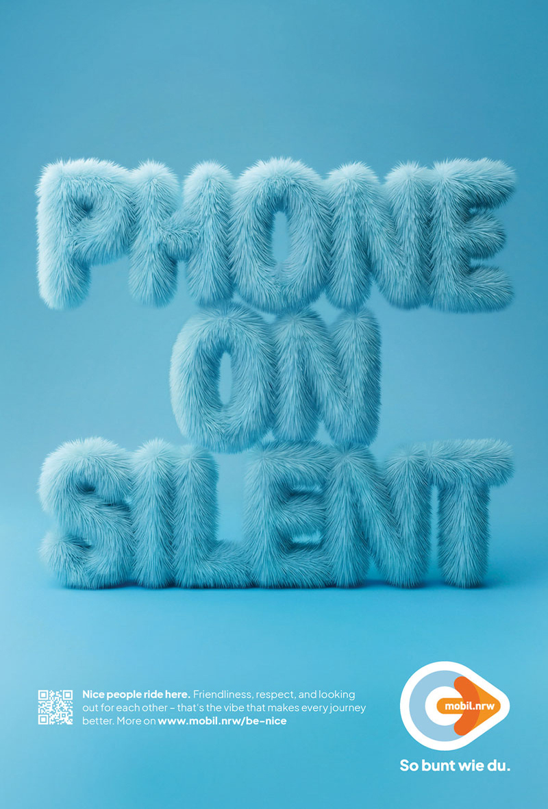 Blaues Motiv der mobil.nrw-Etikette-Kampagne mit dem englischen Schriftzug „Phone on silent“ in großen, flauschig wirkenden Buchstaben. Das Motiv wirbt dafür, das Smartphone im ÖPNV lautlos zu stellen.