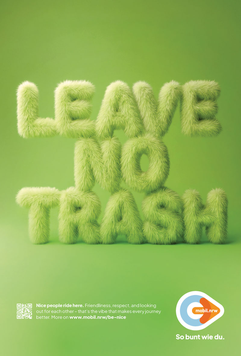 Grünes Motiv der mobil.nrw-Etikette-Kampagne mit dem englischen Schriftzug „Leave no trash“ in großen, flauschig wirkenden Buchstaben. Das Motiv wirbt dafür, Abfälle im ÖPNV nicht zurückzulassen.