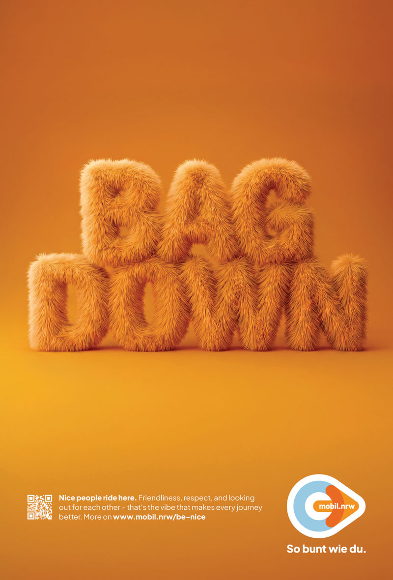 Oranges Motiv der mobil.nrw-Etikette-Kampagne mit dem englischen Schriftzug „Bag down“ in großen, flauschig wirkenden Buchstaben. Das Motiv wirbt dafür, Taschen im ÖPNV nicht auf Sitzplätzen abzustellen.