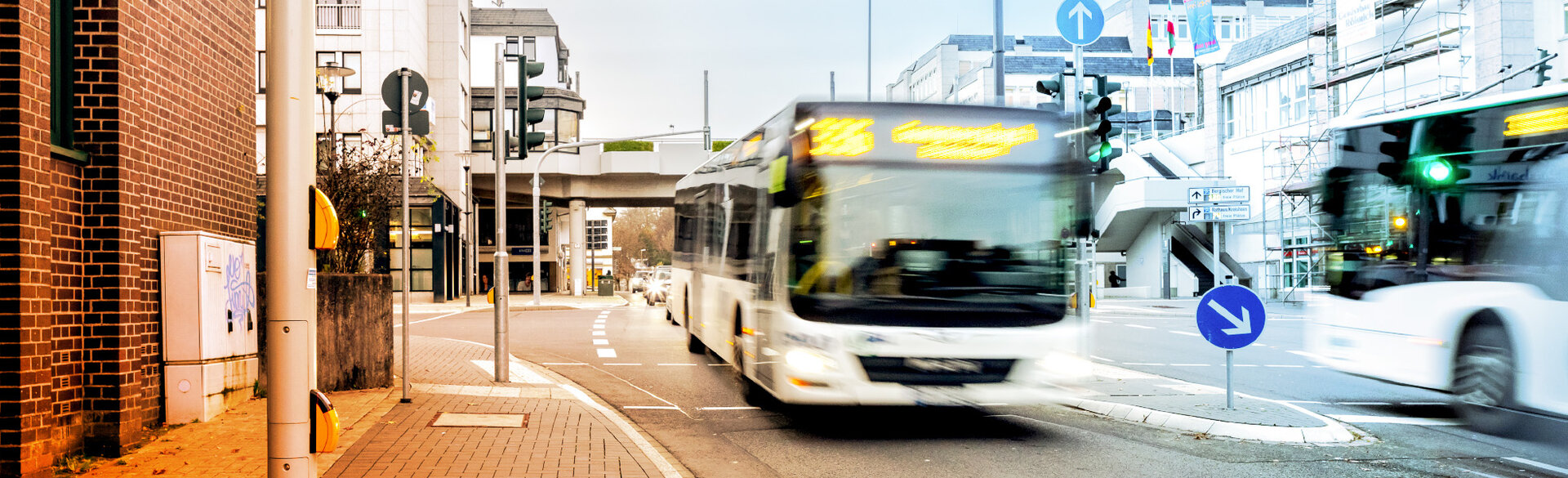 Bus an einer Haltestelle in einer städtischen Umgebung.
