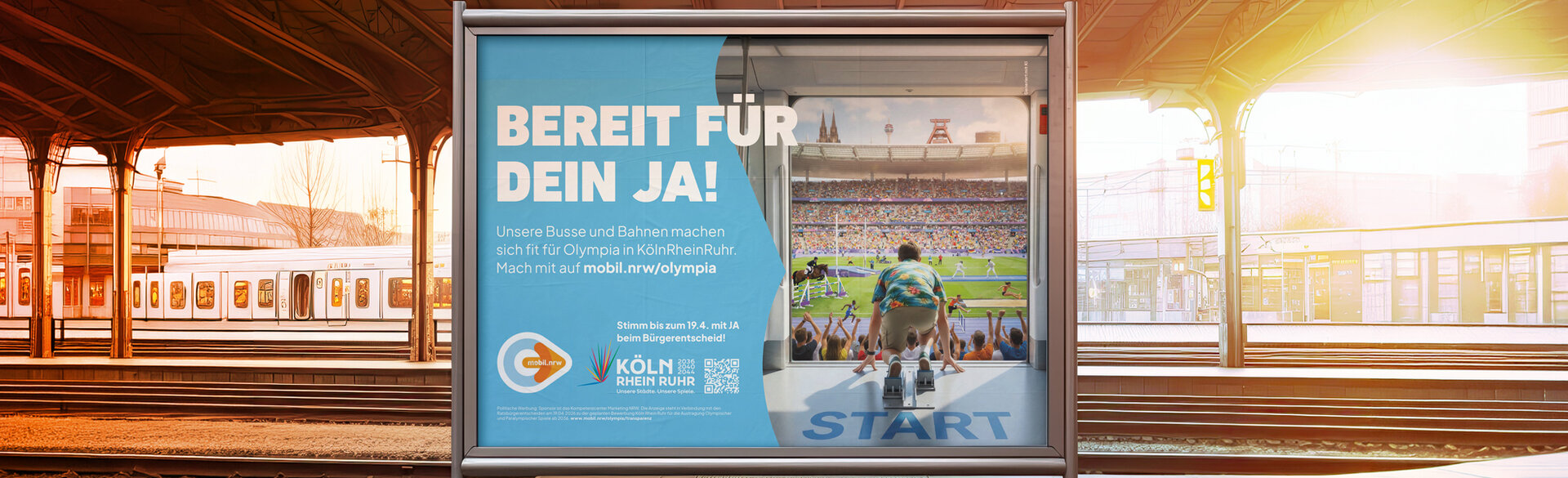 Werbeplakat von mobil.nrw an einem Bahnsteig mit dem Slogan „Bereit für dein Ja!“. Zu sehen ist ein Läufer in Startposition vor einem Stadion; im Hintergrund befinden sich Bahngleise und ein Zug.