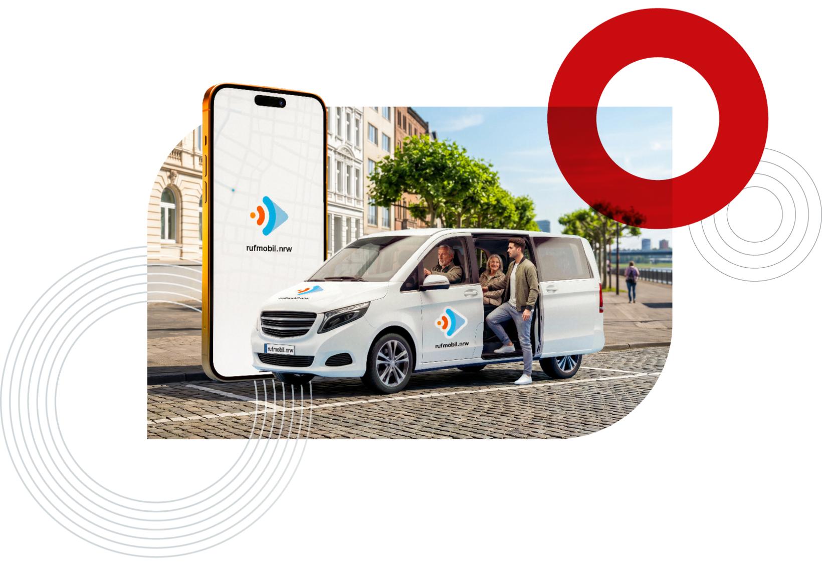 Ein Kleinbus von rufmobil.nrw steht vor einem großen Smartphone. Zwei Personen sitzen im Fahrzeug, eine weitere Person steht an der geöffneten Schiebetür. Im Hintergrund ist eine städtische Umgebung zu sehen.