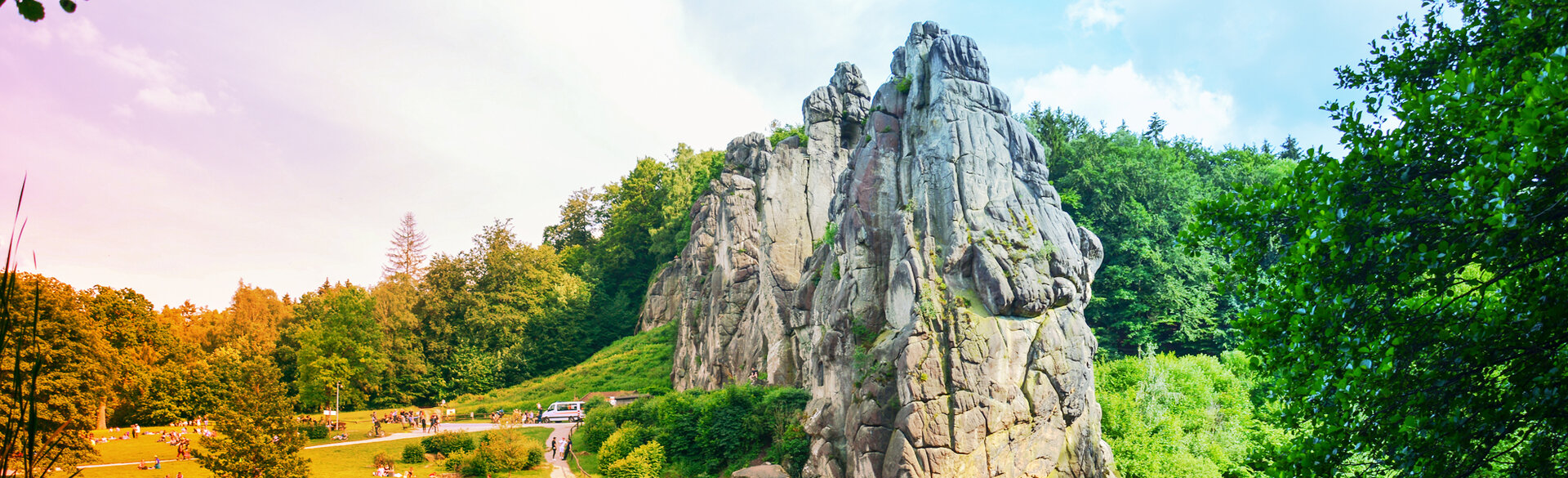 Felsformation der Externsteine inmitten einer bewaldeten Landschaft in Nordrhein-Westfalen.