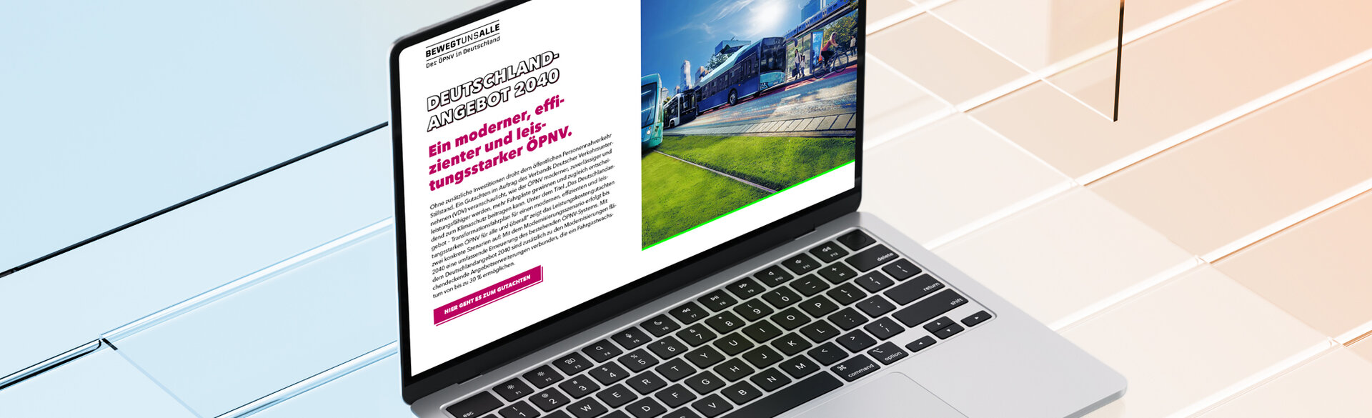 Ein geöffneter Laptop zeigt eine Seite zum VDV-Leistungskostengutachten „Bewegt uns alle“.