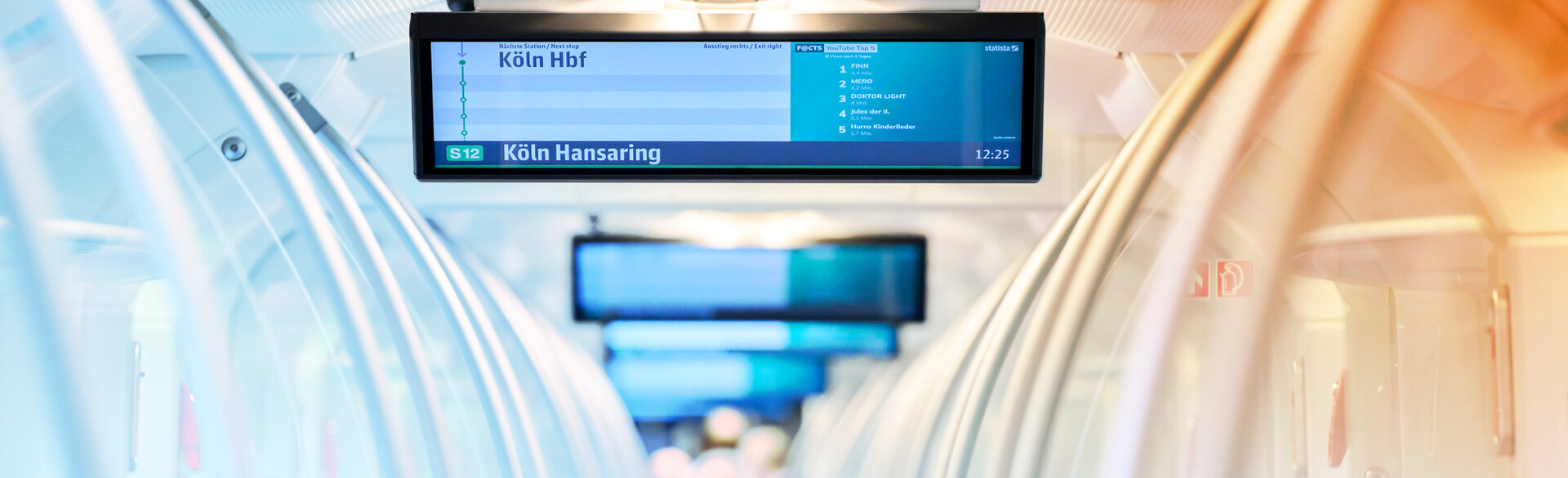Digitale Fahrgastanzeige in einer S-Bahn mit Informationen zur nächsten Station Köln Hauptbahnhof und zur Weiterfahrt Richtung Köln Hansaring.
