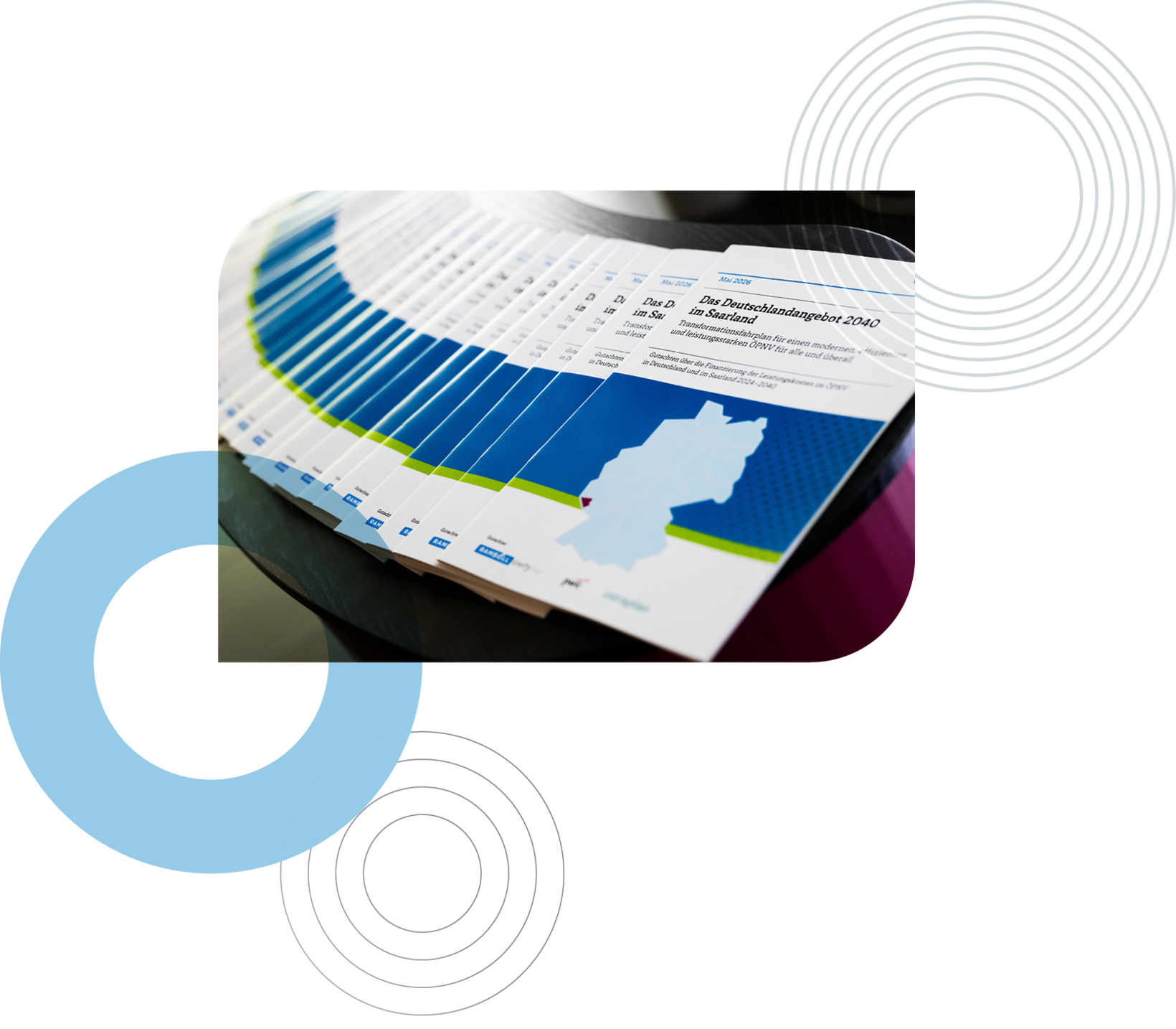 Fächerförmig ausgelegte Informationsblätter zum Leistungskostengutachten mit regionalen Ergebnissen für verschiedene Bundesländer.
