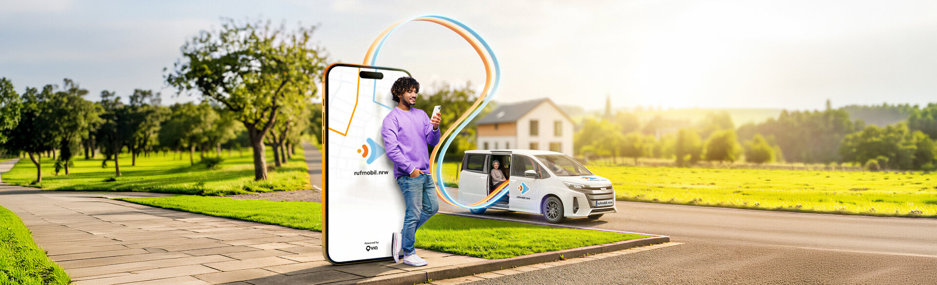 Eine Person steht an einer Haltestelle vor einer Stele mit dem Logo von rufmobil.nrw und blickt auf ein Smartphone. Im Hintergrund wartet ein Kleinbus für On-Demand-Mobilität in einer ländlichen Umgebung.