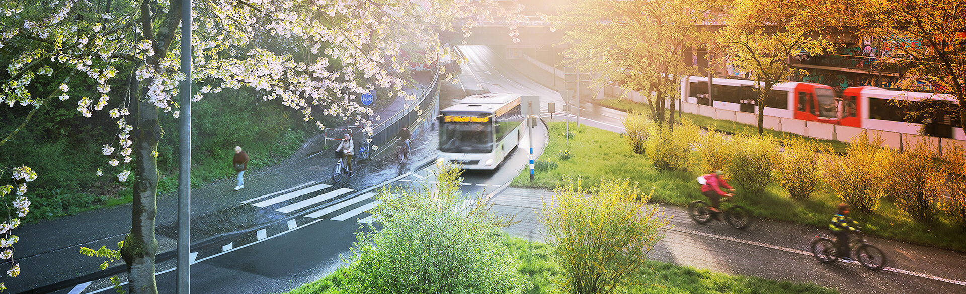 Bus an einer Haltestelle in Nordrhein-Westfalen. Im Hintergrund sind ein Bahnsteig, eine digitale Fahrgastinformation und weitere Haltestellenelemente zu sehen.